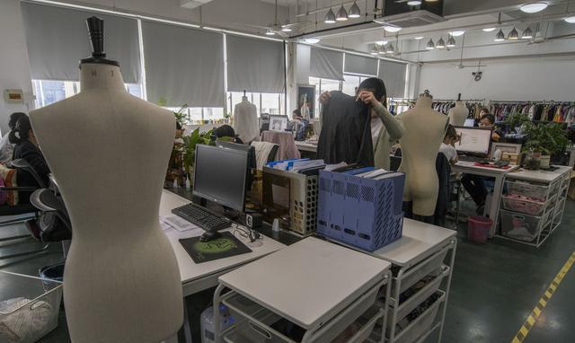 開網店賣服裝，教你如何高效尋找工廠與專業設計服務